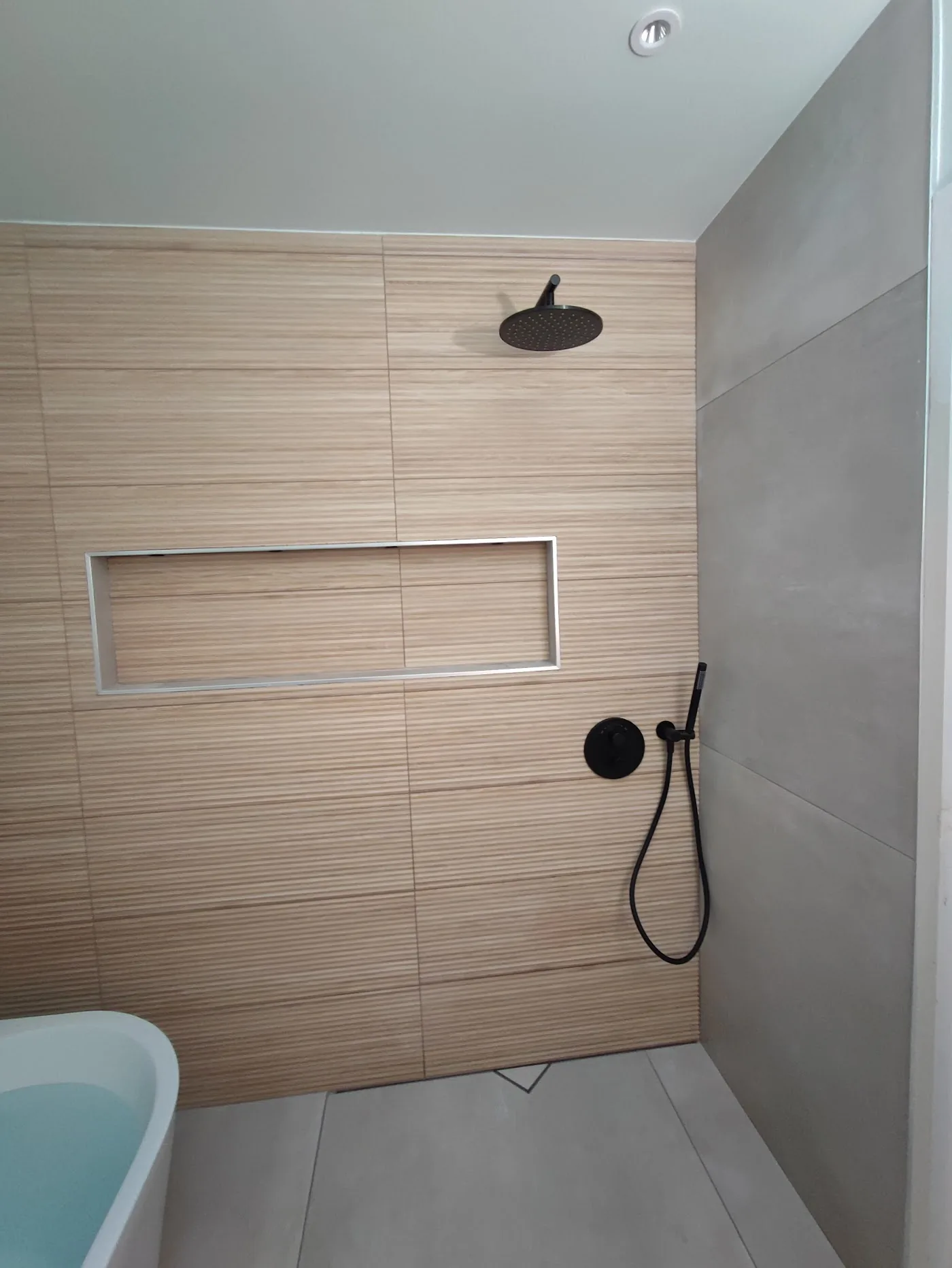Installation de douche et carrelage réalisé par l'entreprise