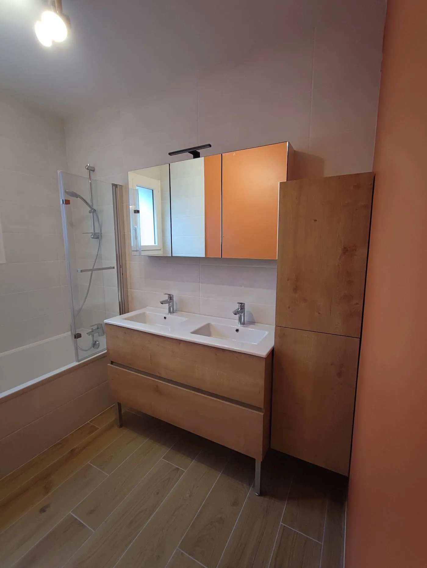 Détail de finition sur installation sanitaire